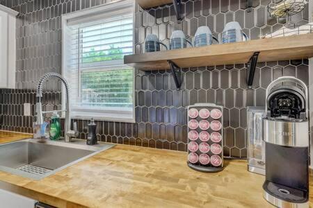 The Watermelon Hot Tub Bbq-grill King-bed Rokutv 800mbps-wifi Backyard Parking Casa de férias *