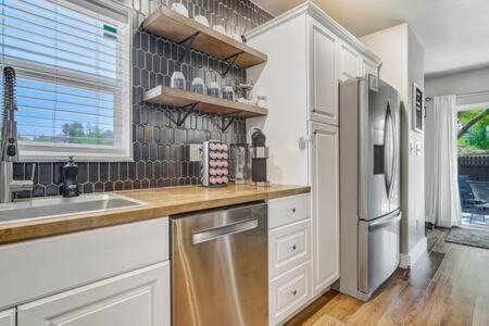 Casa de férias The Watermelon Hot Tub Bbq-grill King-bed Rokutv 800mbps-wifi Backyard Parking *