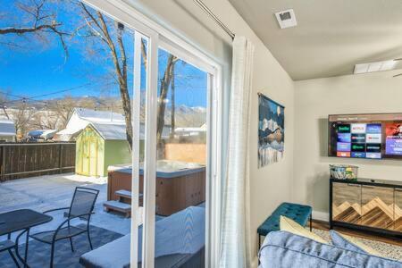 Casa de férias The Watermelon Hot Tub Bbq-grill King-bed Rokutv 800mbps-wifi Backyard Parking *